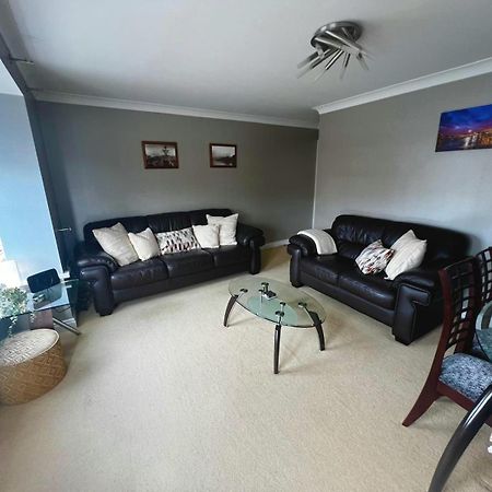 Majestic, Modern & Spacious Harbour-View Apartment With Parking 惠特比 外观 照片