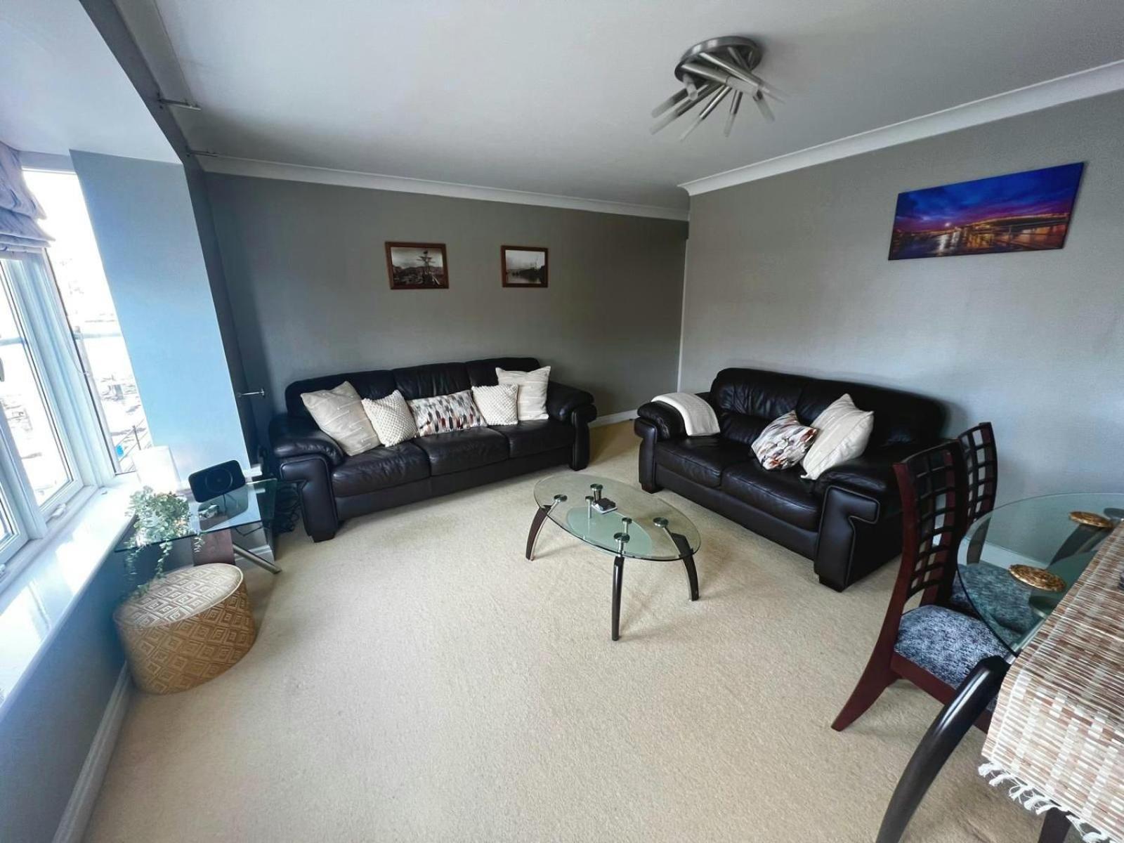 Majestic, Modern & Spacious Harbour-View Apartment With Parking 惠特比 外观 照片