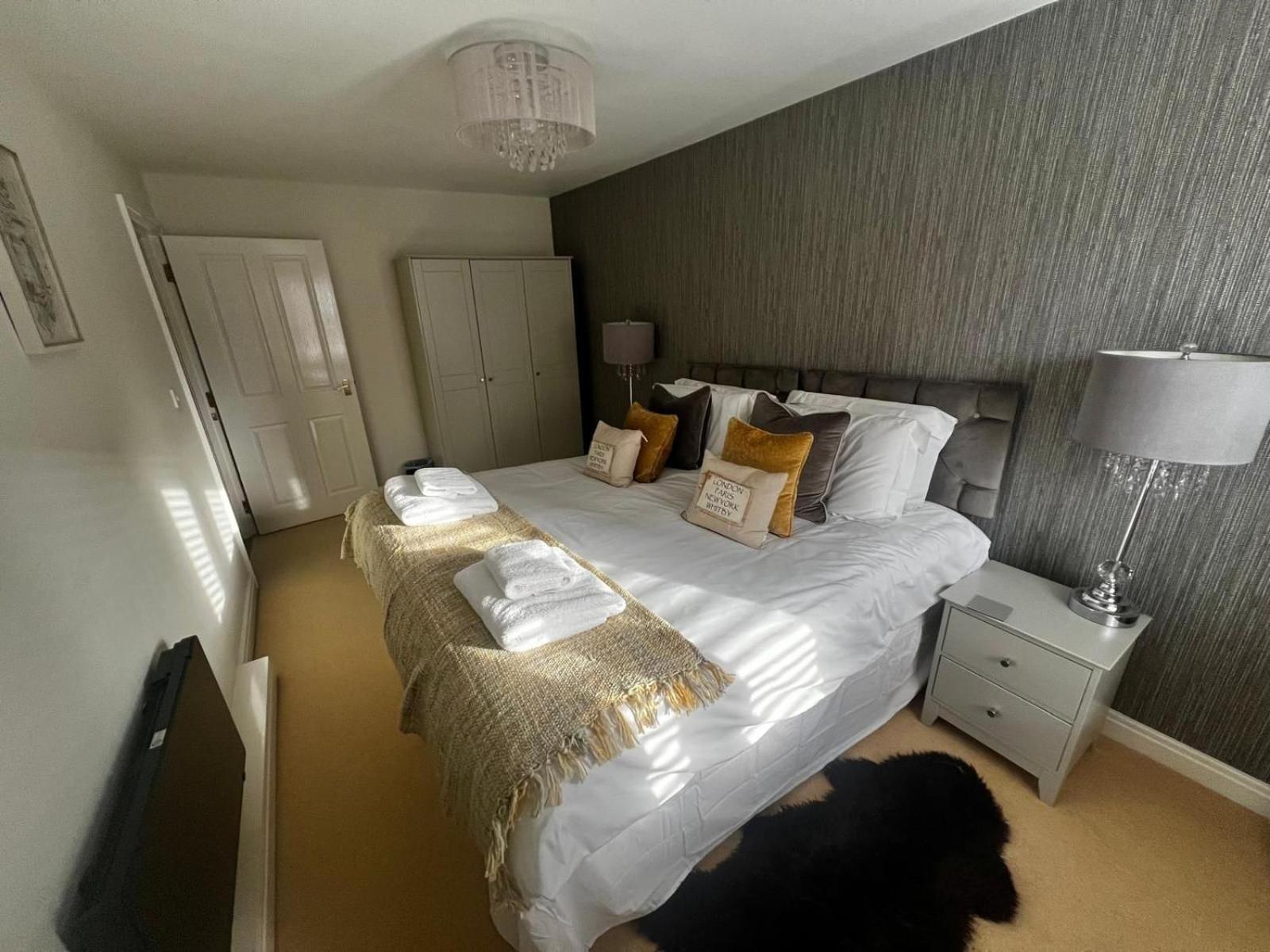 Majestic, Modern & Spacious Harbour-View Apartment With Parking 惠特比 外观 照片